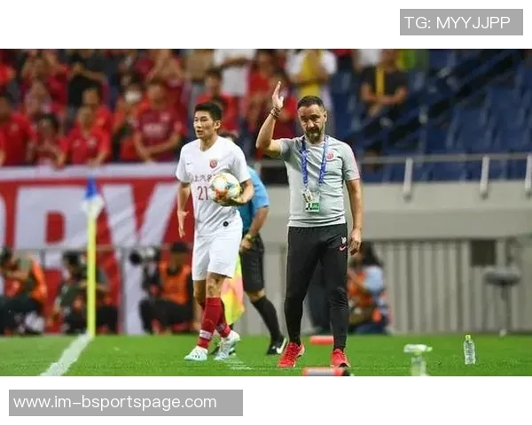 美国演员甜茶佩戴拜仁手套引热议拜仁官推称赞查拉梅懂球 美国演员甜茶佩戴拜仁手套引热议拜仁官推称赞查拉梅懂球